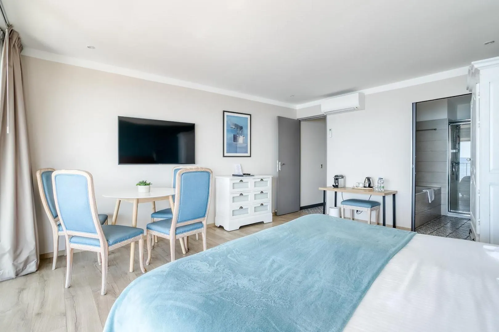 Roc Hotel - Hotel 4 Etoiles Les Pieds Dans L'Eau Le Lavandou France
