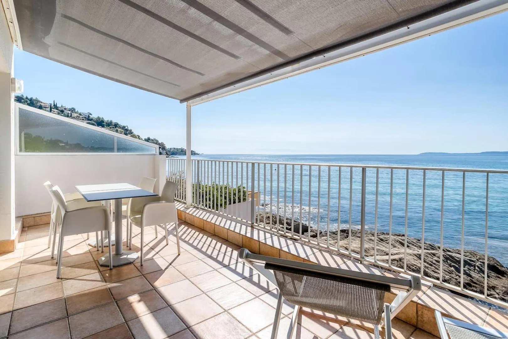 Roc Hotel - Hotel 4 Etoiles Les Pieds Dans L'Eau Le Lavandou 4*,  France