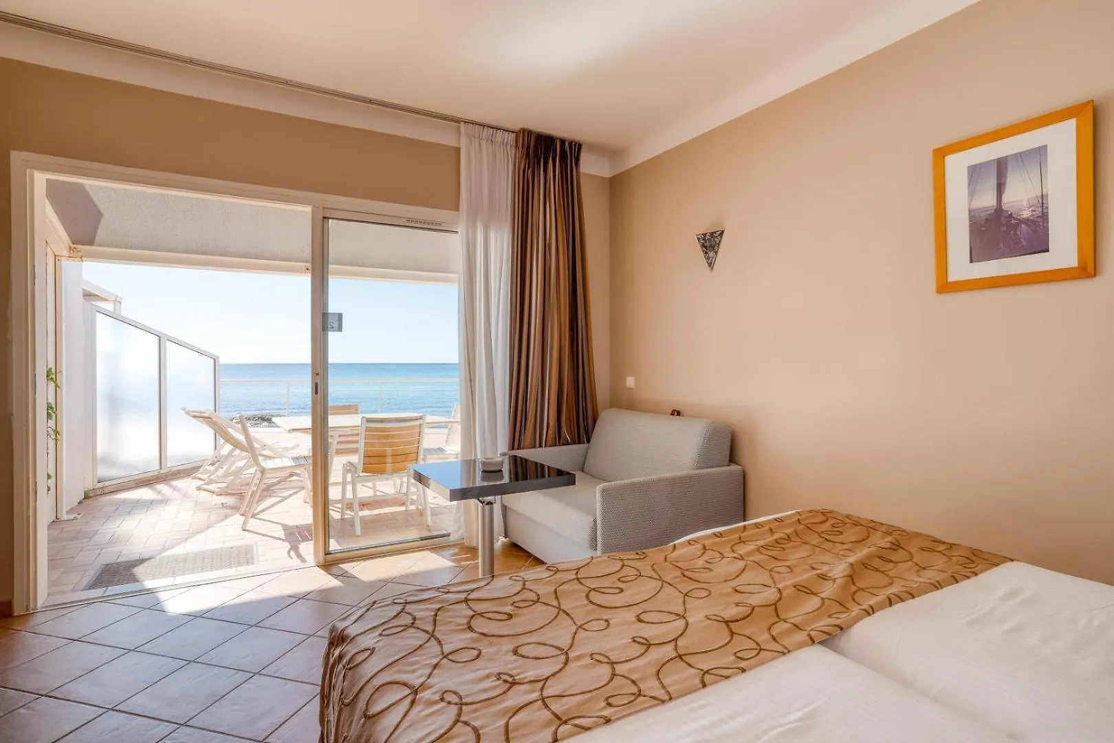 Roc Hotel - Hotel 4 Etoiles Les Pieds Dans L'Eau ル・ラヴァンドゥー 4*,