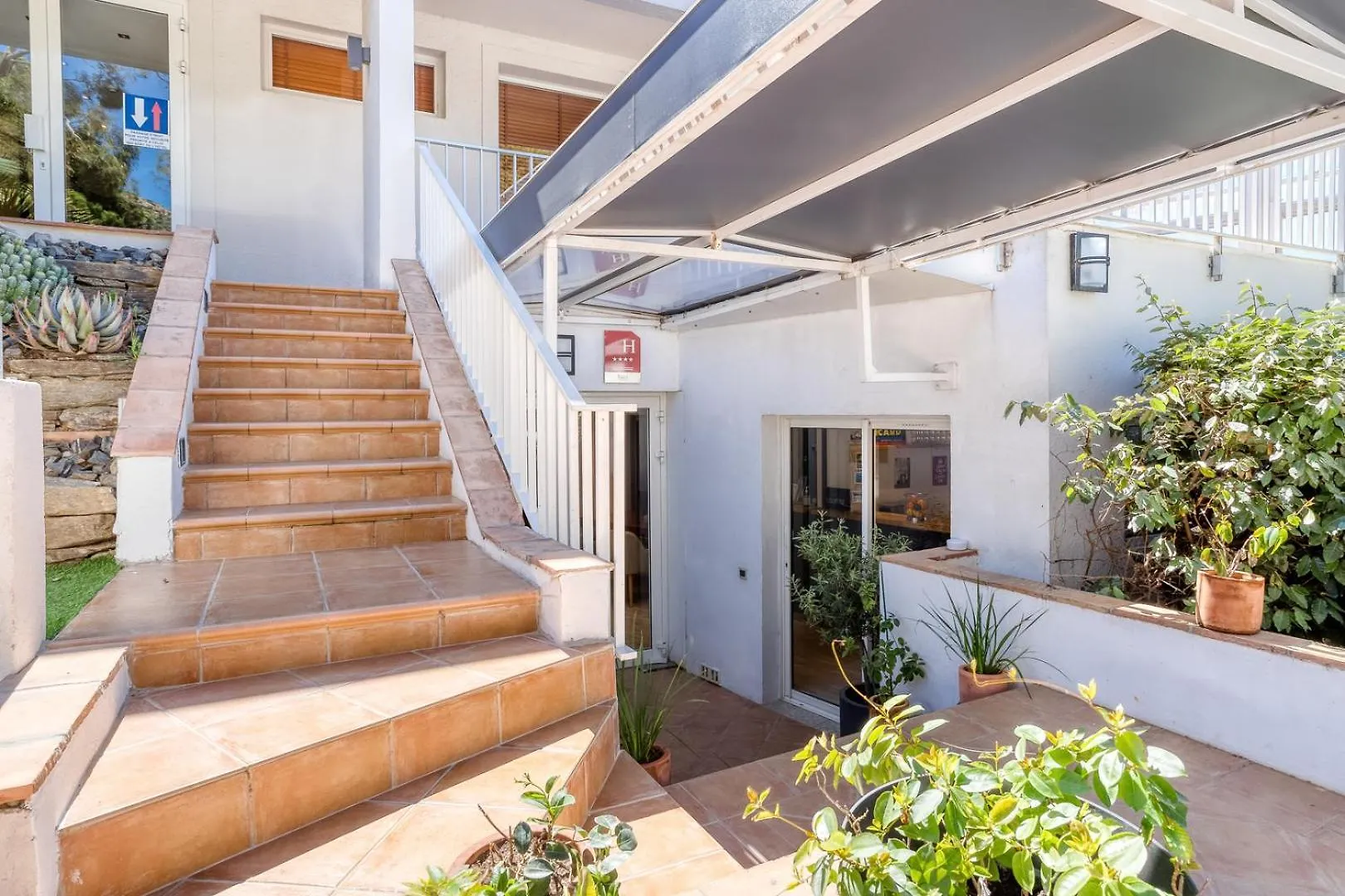 Roc Hotel - Hotel 4 Etoiles Les Pieds Dans L'Eau Le Lavandou 4*,