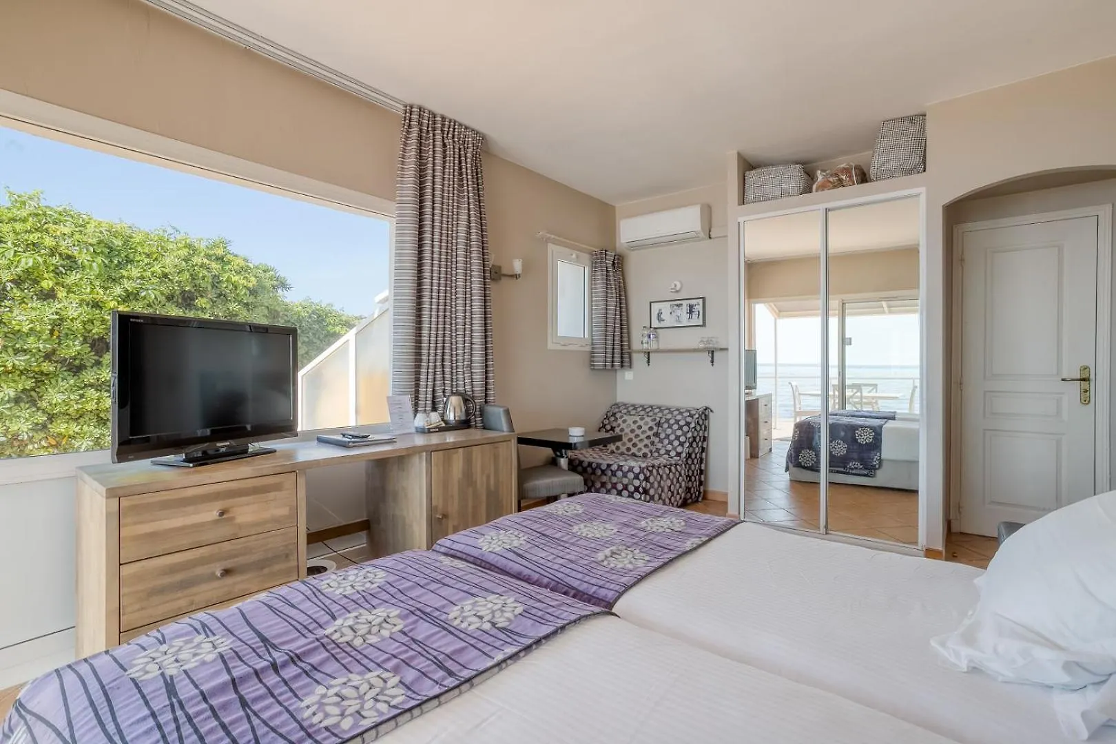 Roc Hotel - Hotel 4 Etoiles Les Pieds Dans L'Eau Le Lavandou