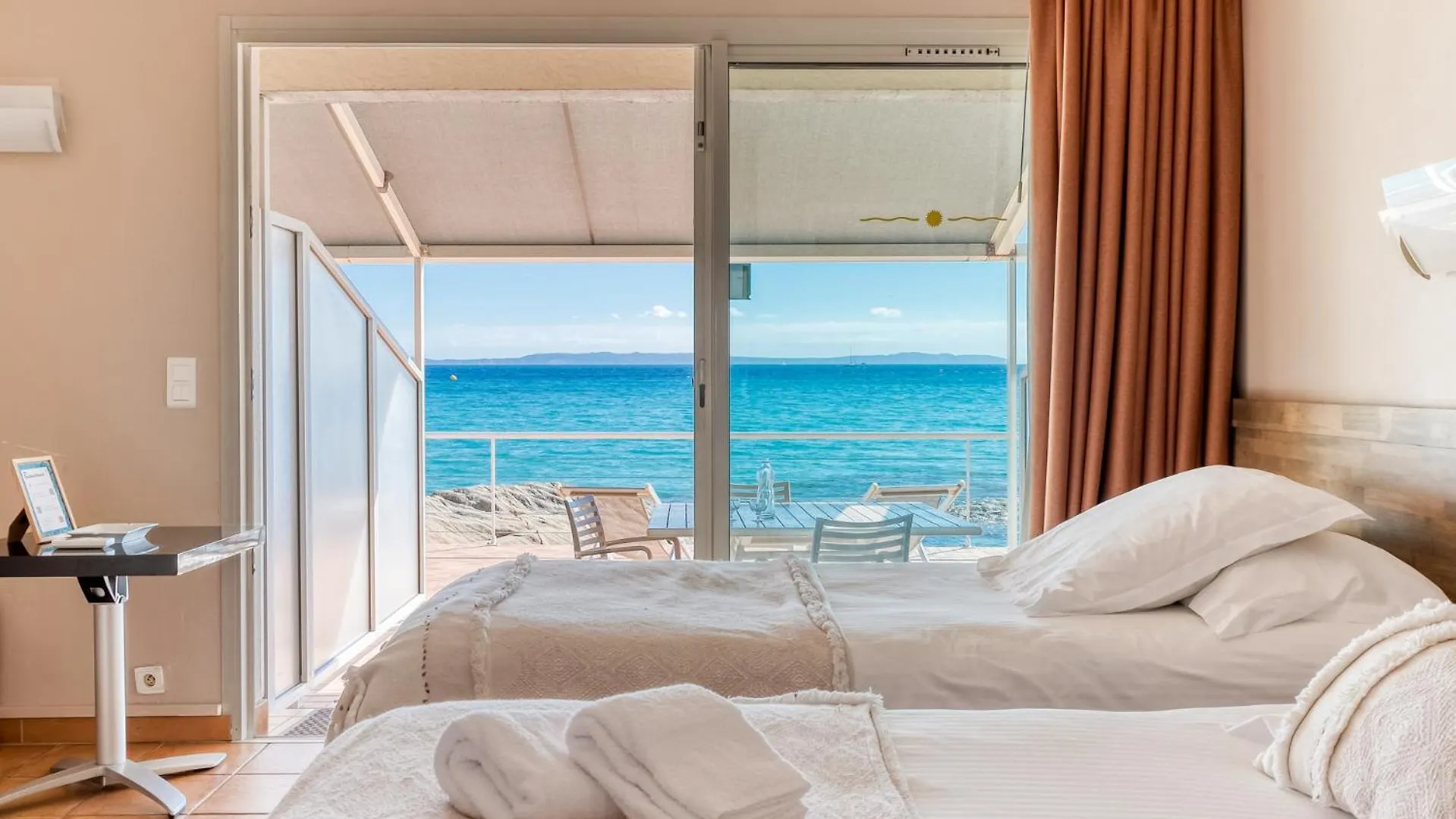Roc Hotel - Hotel 4 Etoiles Les Pieds Dans L'Eau Le Lavandou